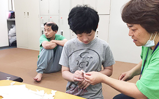 牛乳パックの紙ちぎり